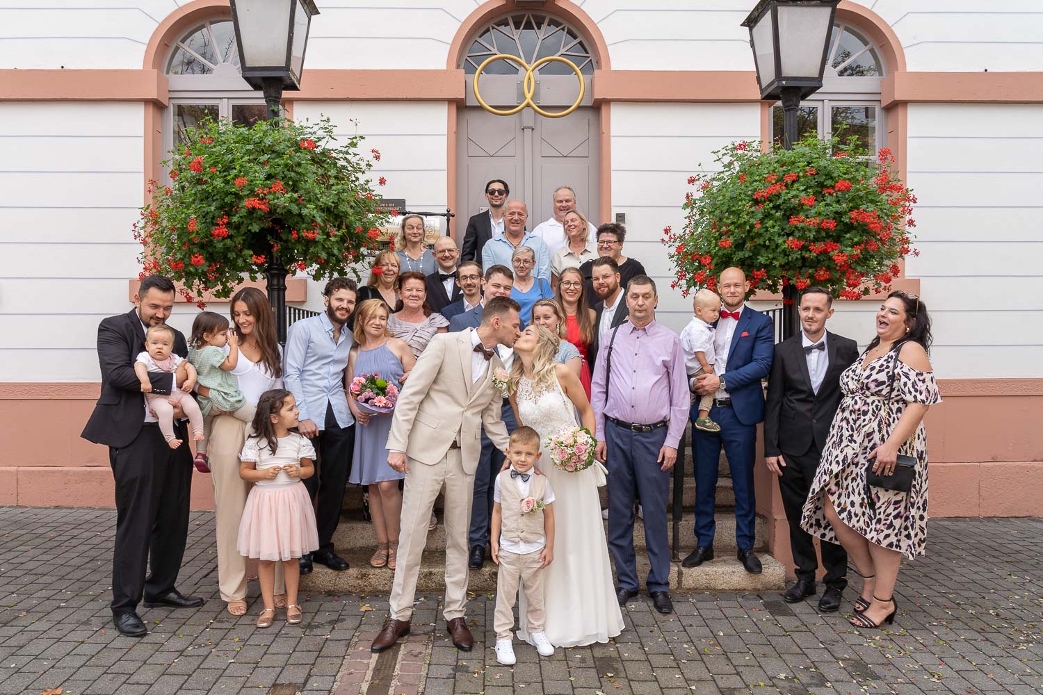 Gruppenbild nach der Trauung im alten Rathaus in Langen